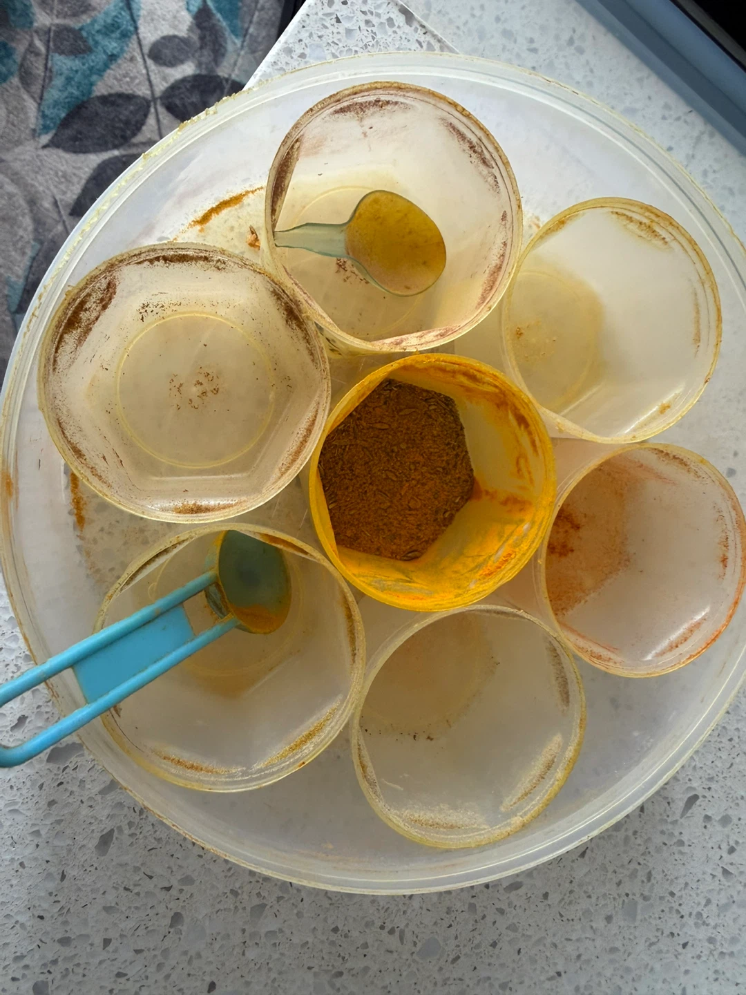 Round spice container with 7 compartments and 2 spoons - photo 2