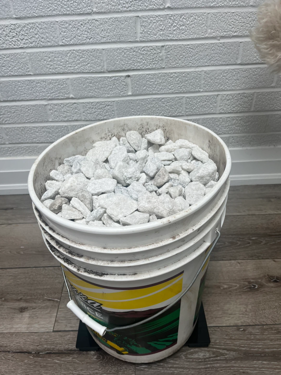 White Marble Rocks 3/4” in Bucket - photo 2
