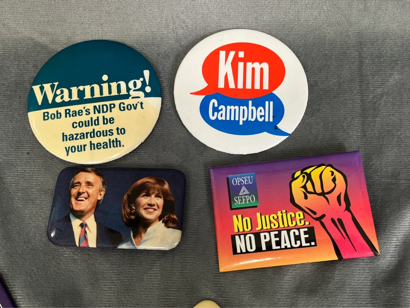 Lot of vintage Ontario/Canada pins/buttons/badges - photo 4