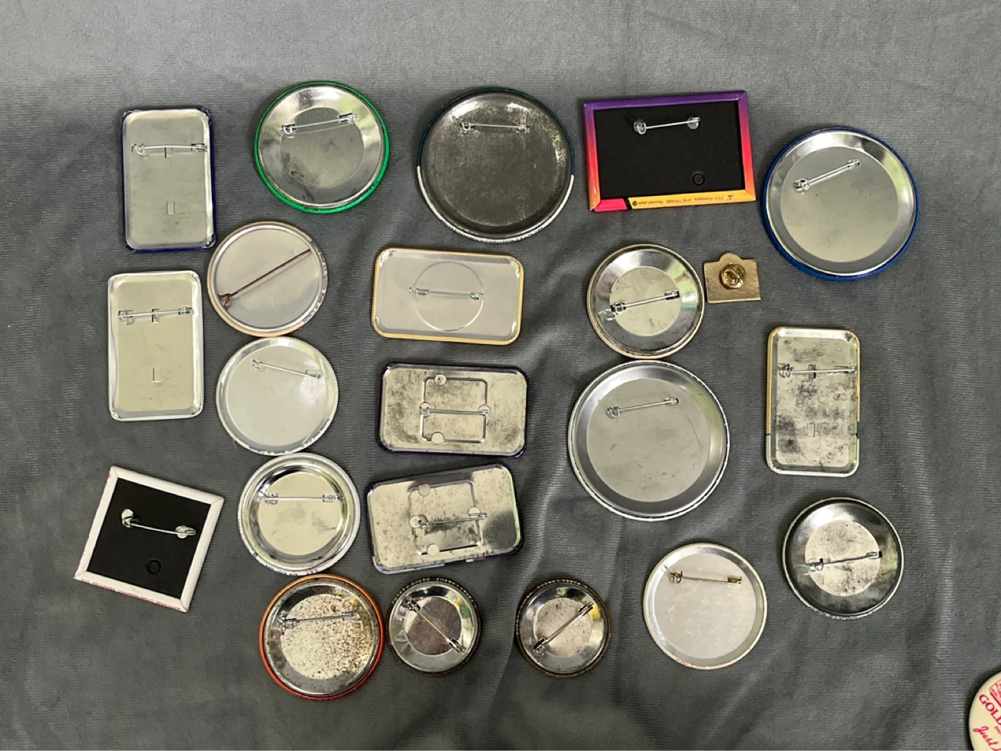 Lot of vintage Ontario/Canada pins/buttons/badges - photo 2