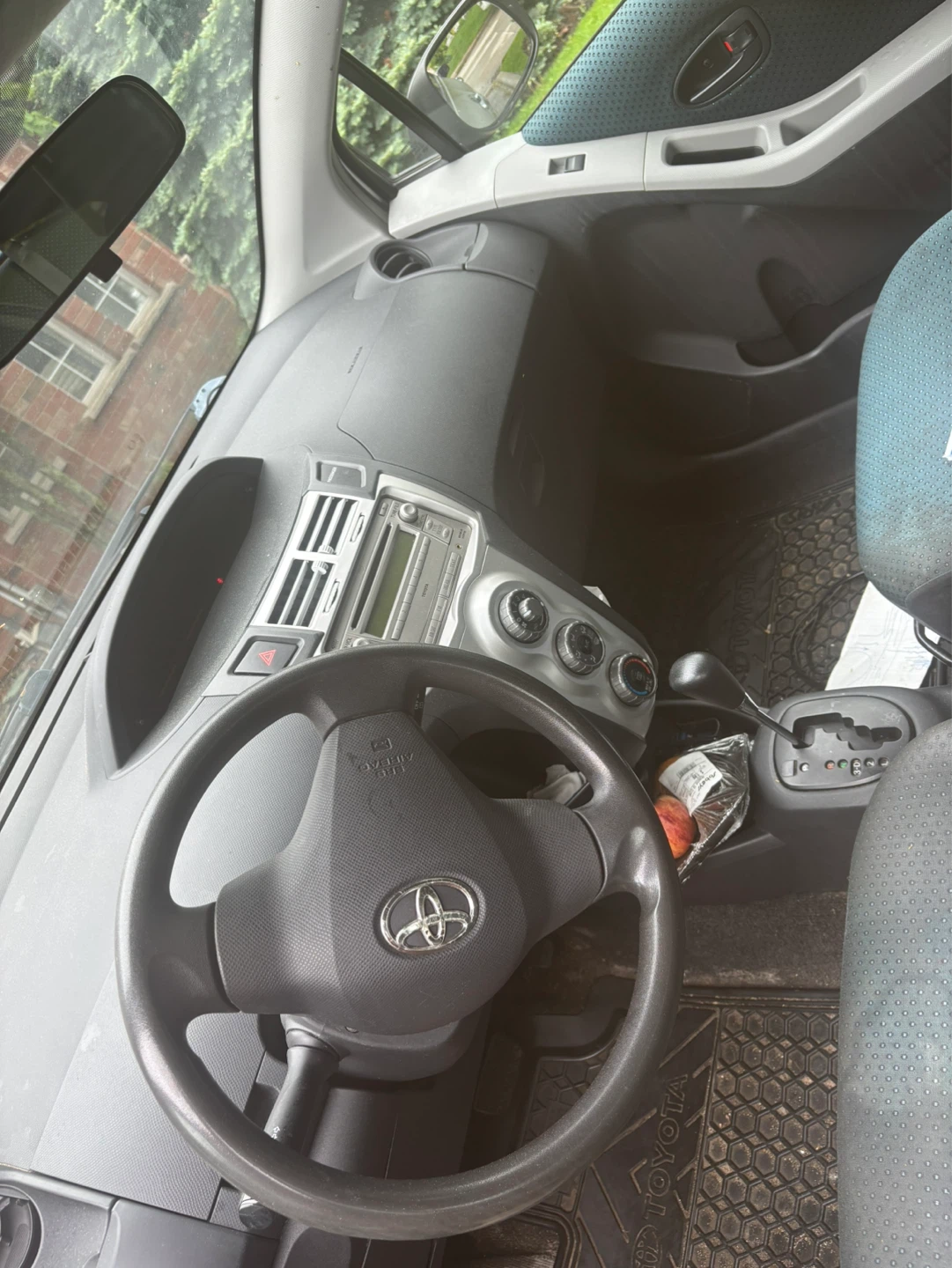 2008 Toyota Yaris Hatchback - photo 2