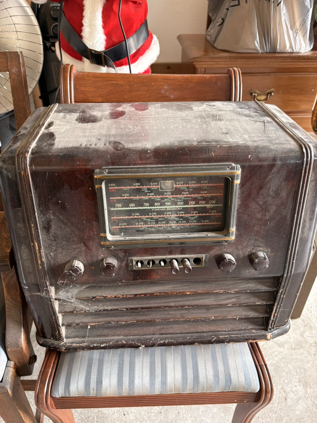 Vintage Wooden Tube Radio