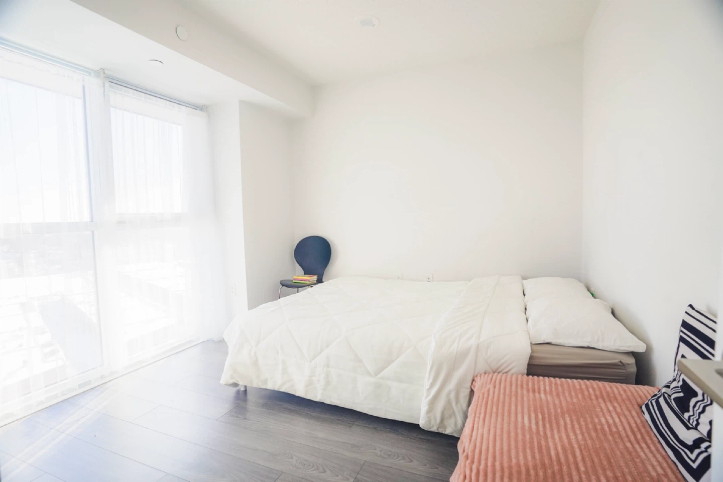IKEA VEVELSTAD Queen Bed Frame - White - photo 3