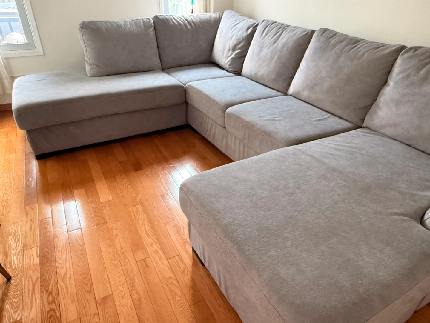 Modern L-Shaped Sectional Sofa – Like New – Barely Used