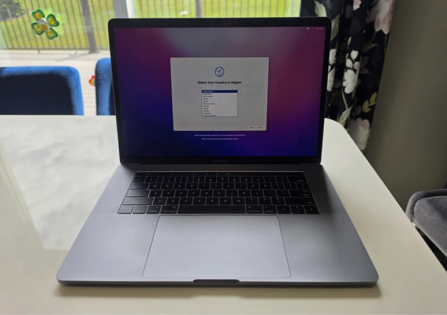 MacBook Pro 15” Touch Bar Touch ID 2.7ghz i7 16gb ram 500gb
