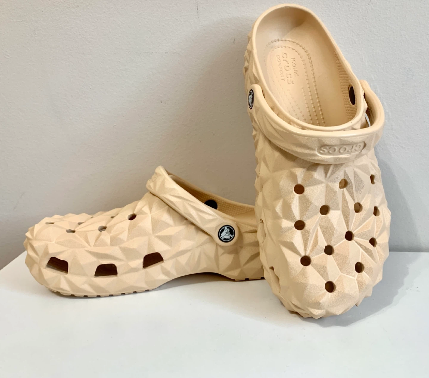 Crocs Womens Size 8 Classic Geometric Clogs/Shoes NEW