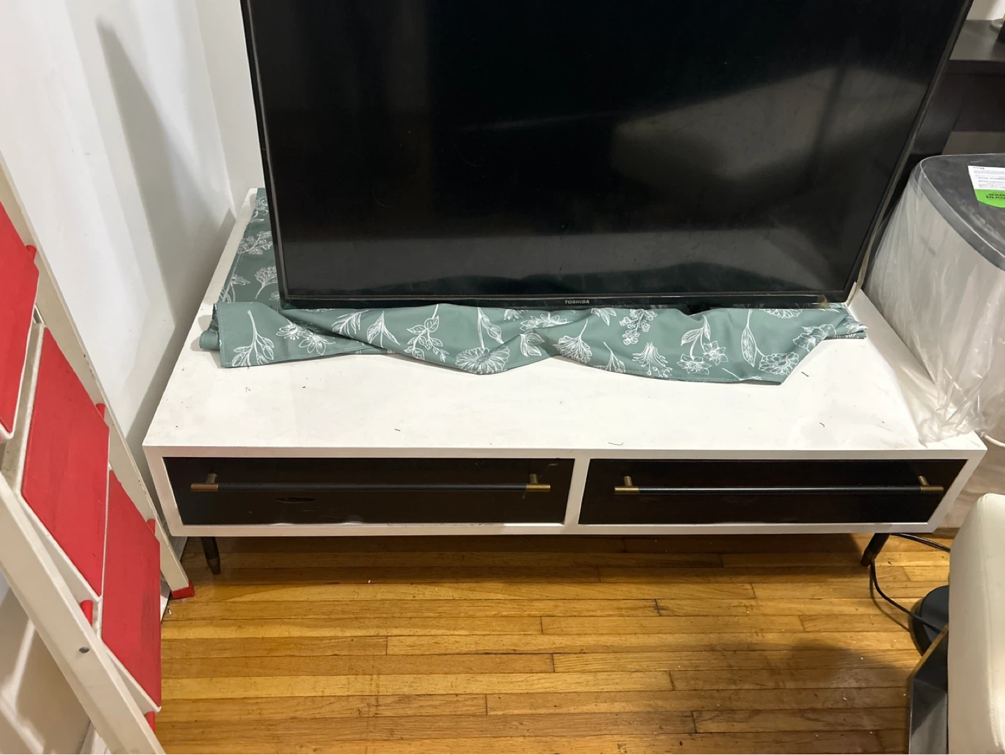 Beautiful white tv stand with draws.. - photo 2