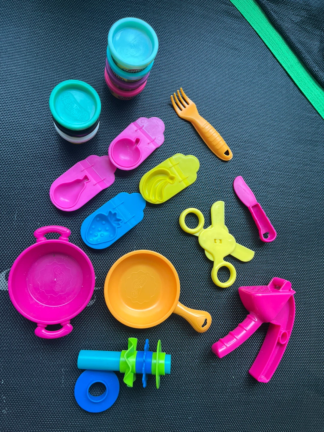 Play-Doh Set with Dough and Kitchen Accessories