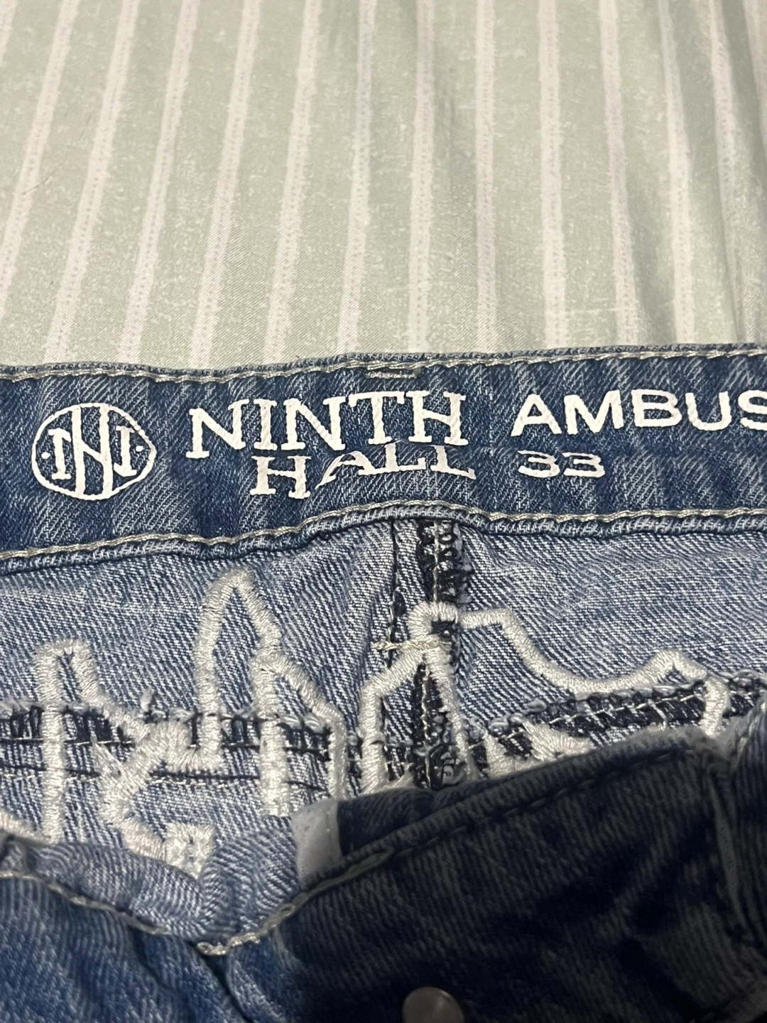 Ninth Hall Jeans Size 33 Dragon Embroidered - photo 4