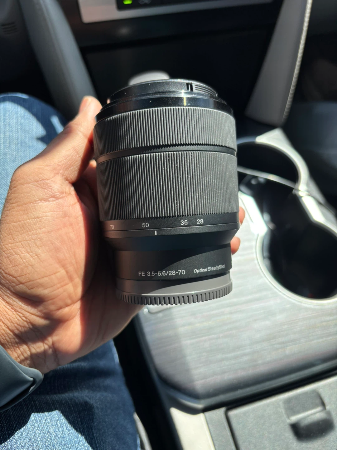 Sony FE 28-70mm f/3.5-5.6 OSS Lens - photo 2