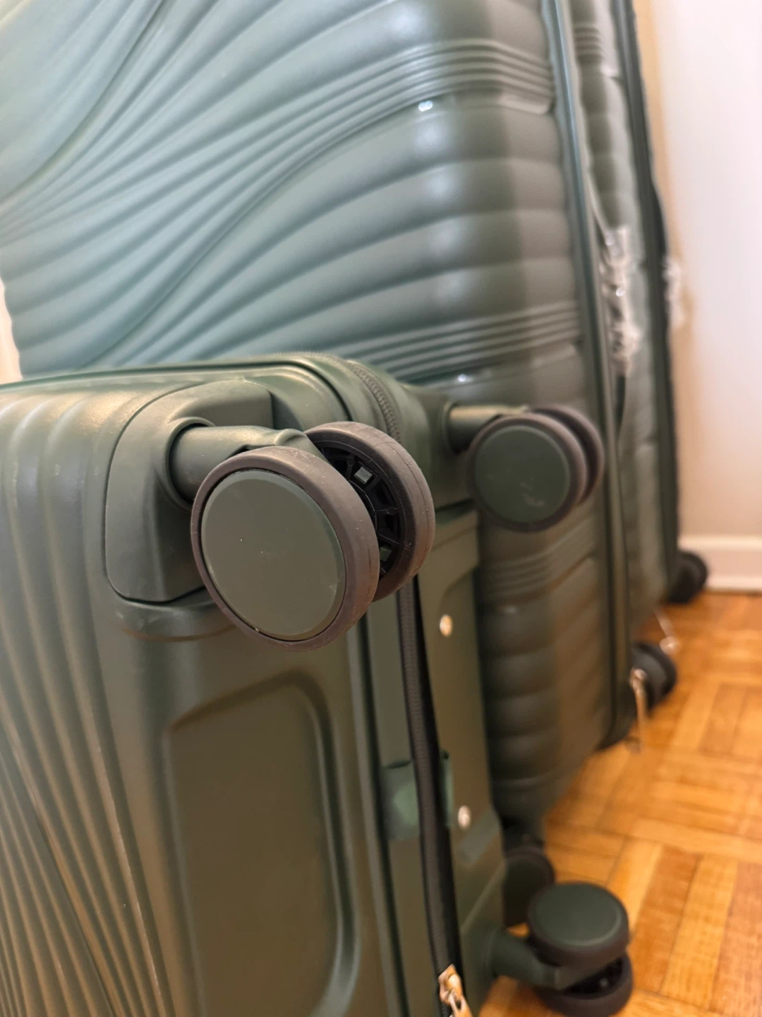 Green Luggage Set 3 pieces unbreakable - photo 2