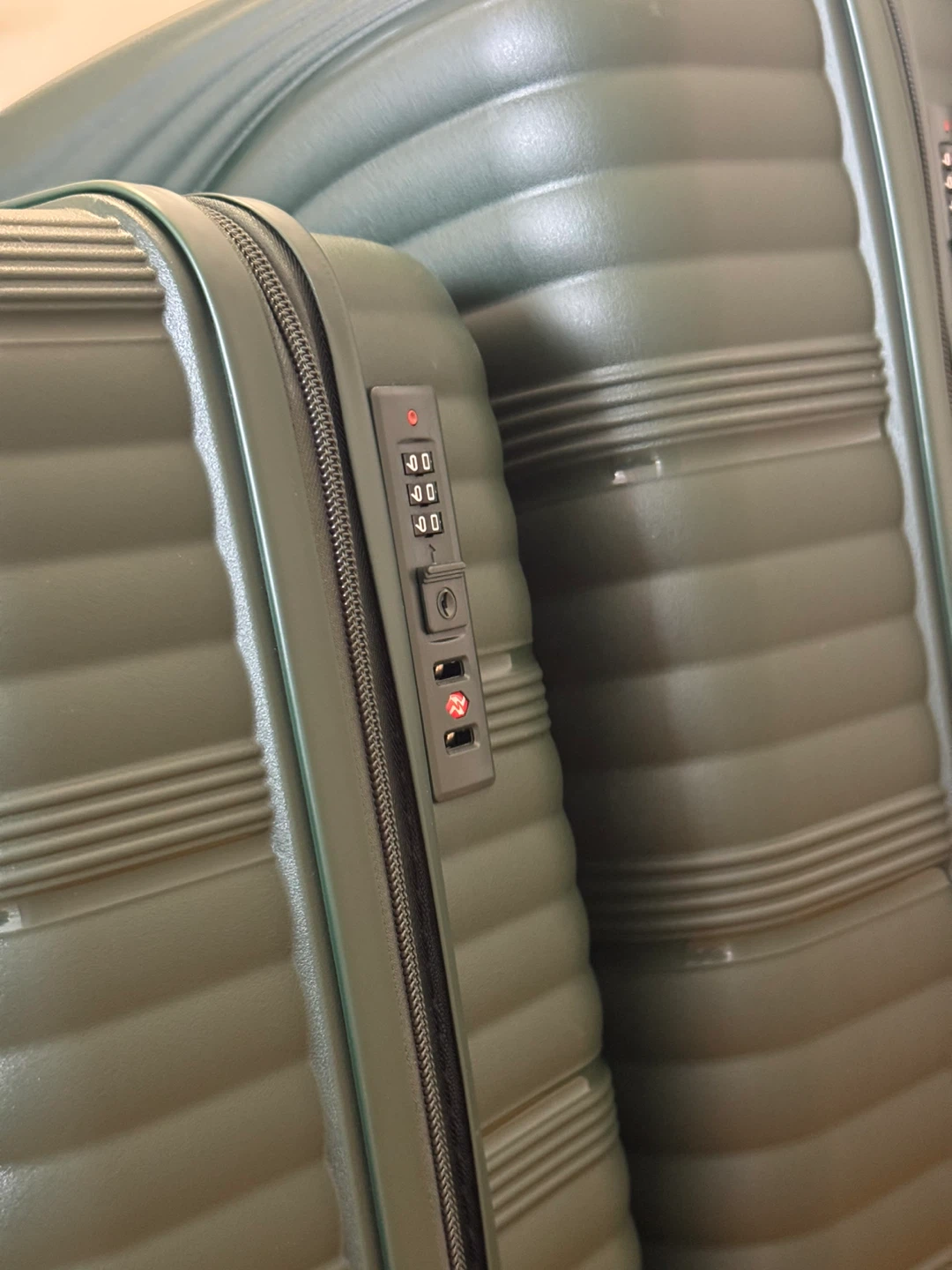 Green Luggage Set 3 pieces unbreakable - photo 3