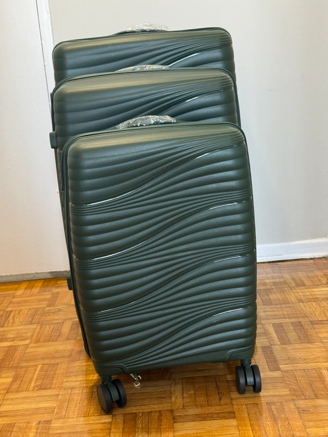Green Luggage Set 3 pieces unbreakable - photo 4