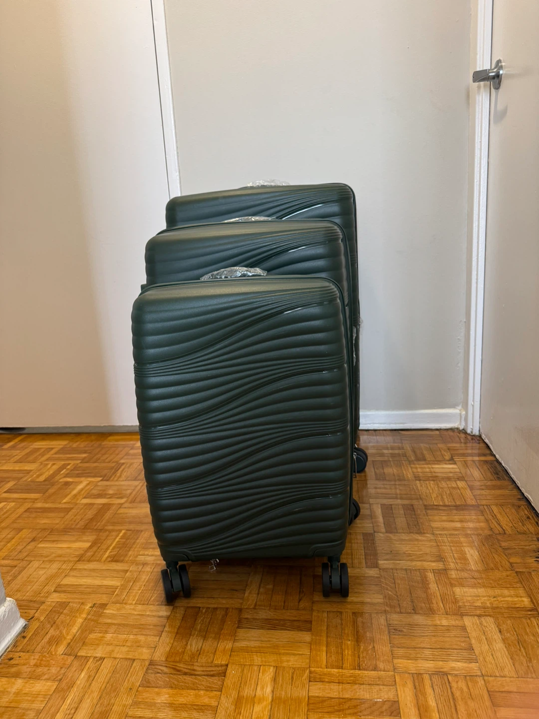 Green Luggage Set 3 pieces unbreakable - photo 5