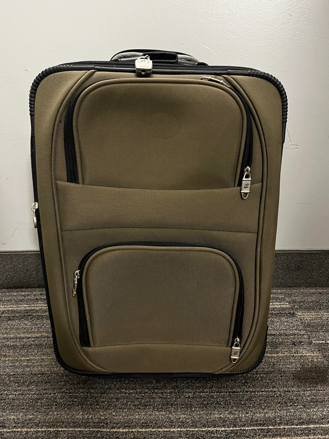 American Tourister Hardside Luggage 21”