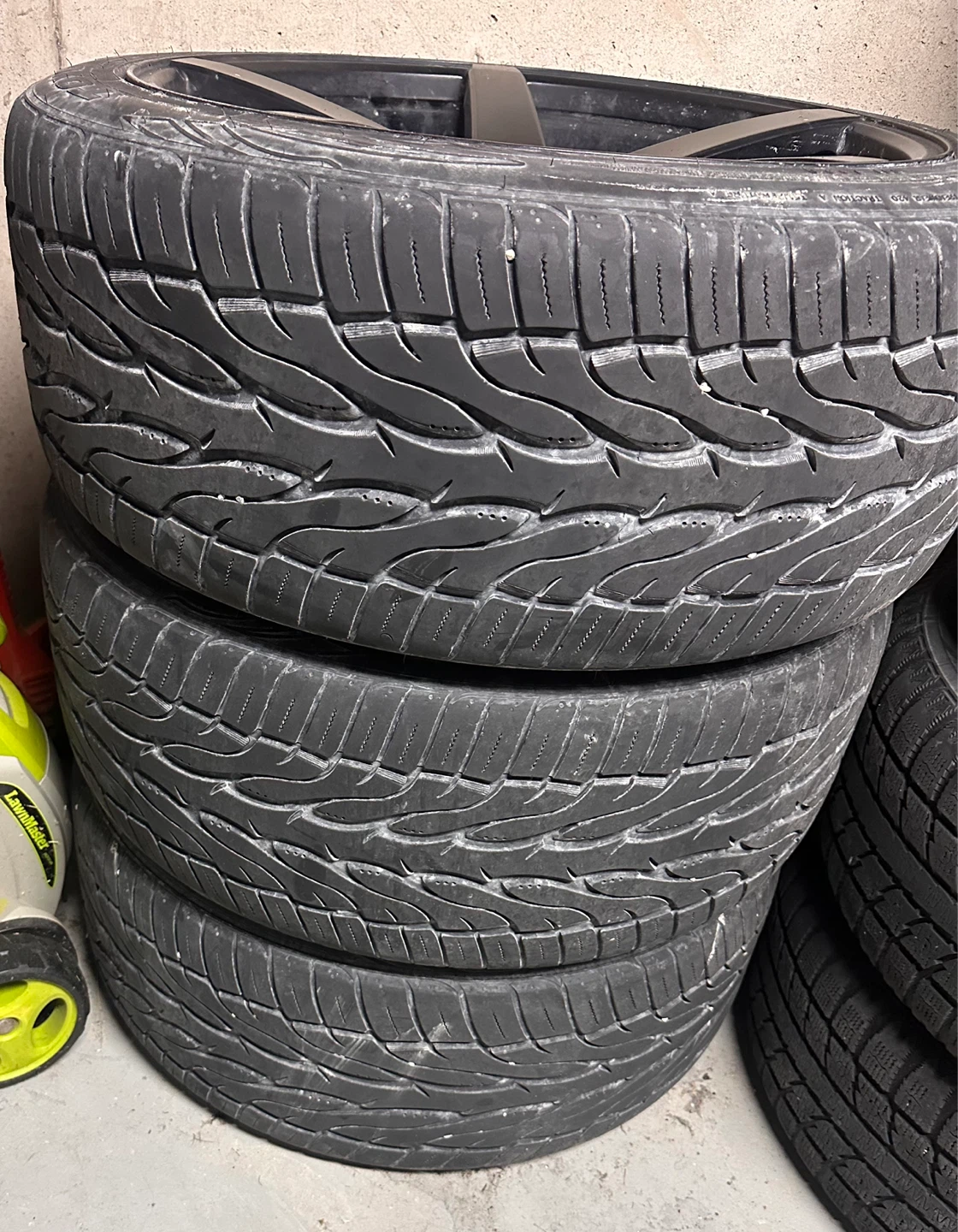 285/40R22 110V Tires on Black Rims - photo 2