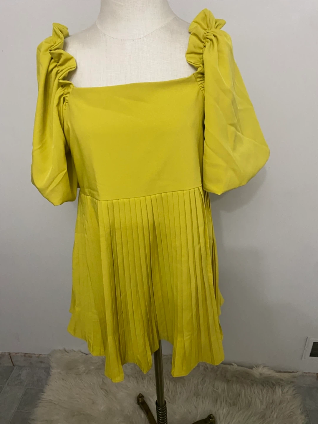 Avocado Color:Square Neck Puff Sleeve Pleated Dress Set