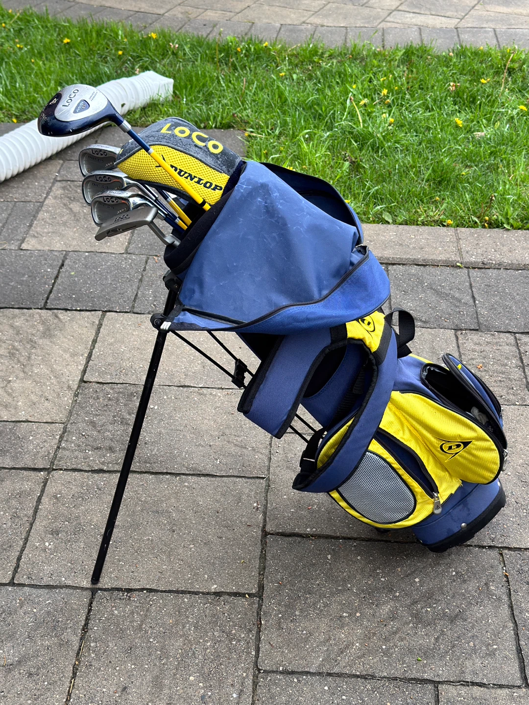 Kids golf clubs right hand w/ bag gloves balls