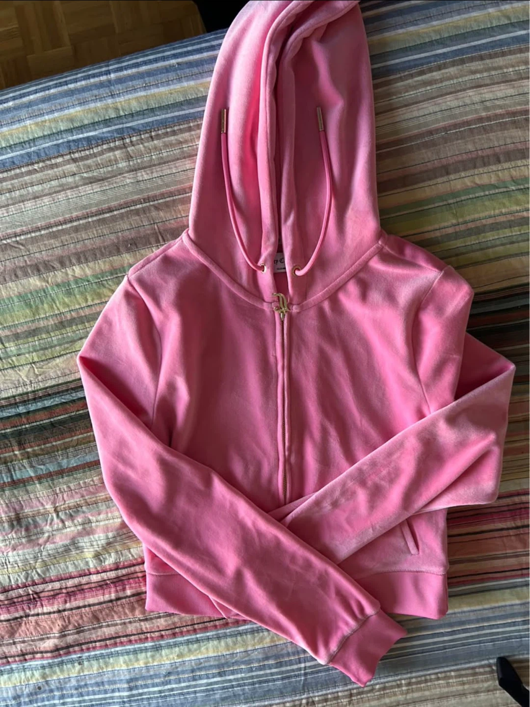 BNWT: Juicy Couture Cropped Sequined Logo Zip-up Hoodie - photo 3