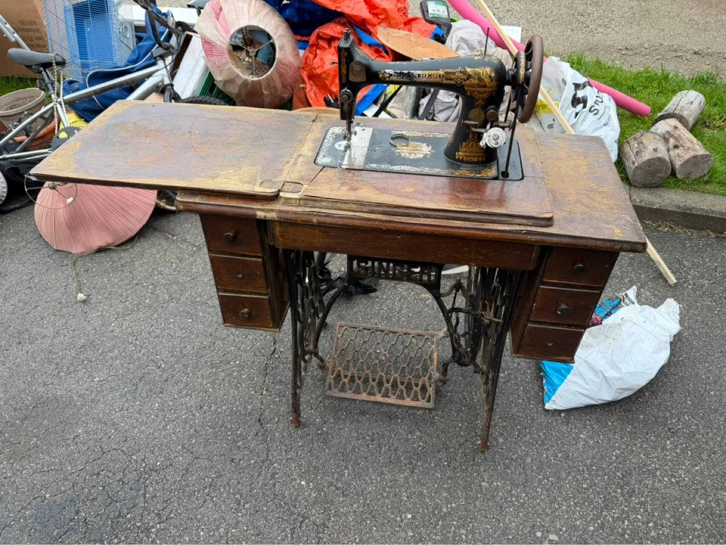 Vintage Singer Sewing Machine with Table