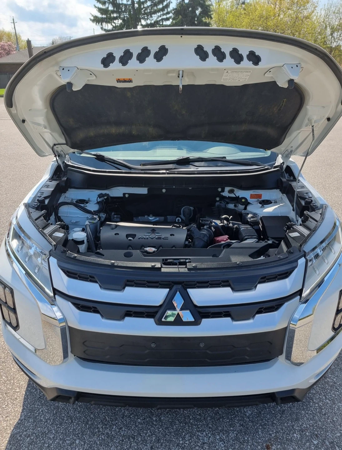 White Mitsubishi RVR