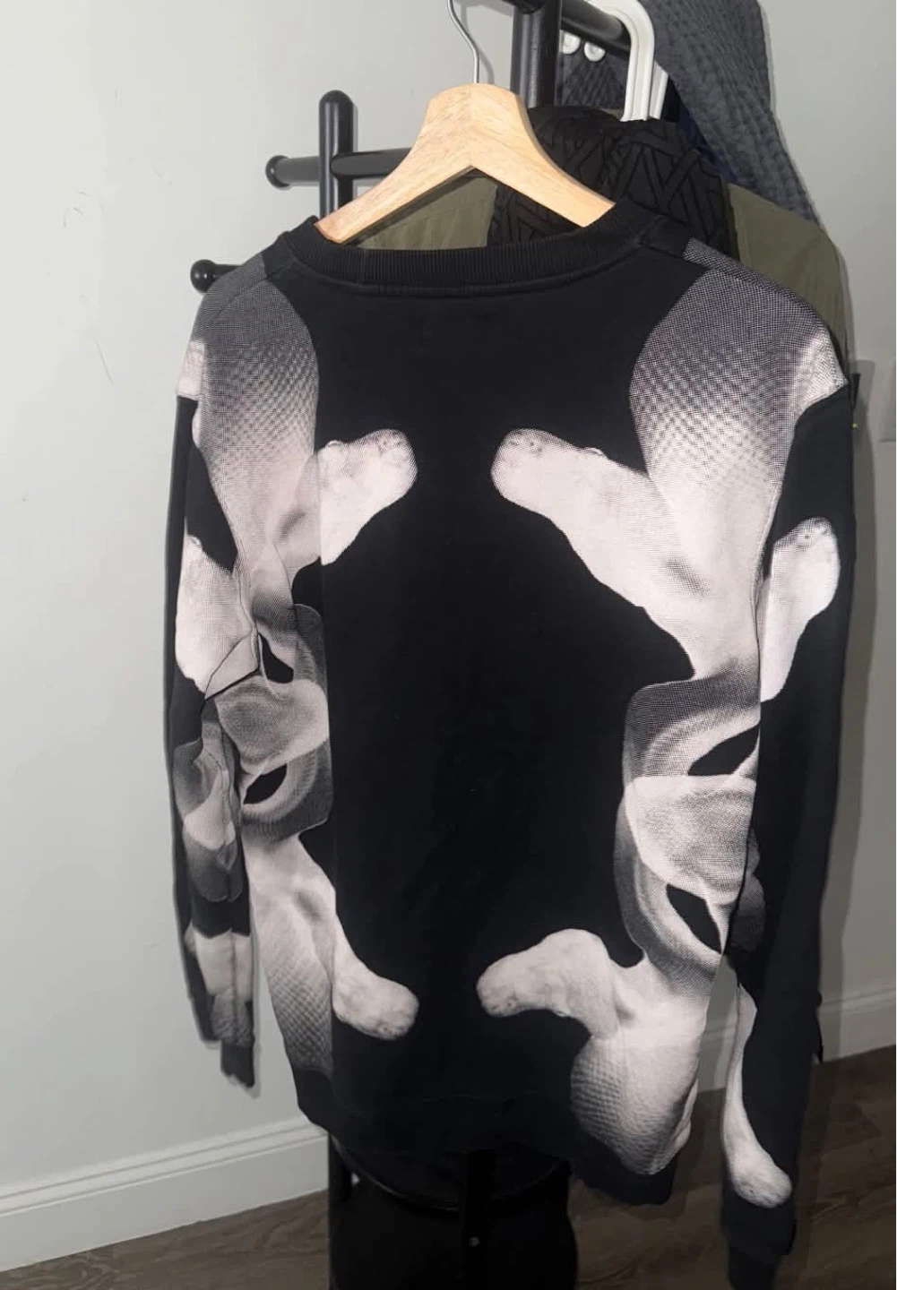 Black sweatshirt with python print - photo 2