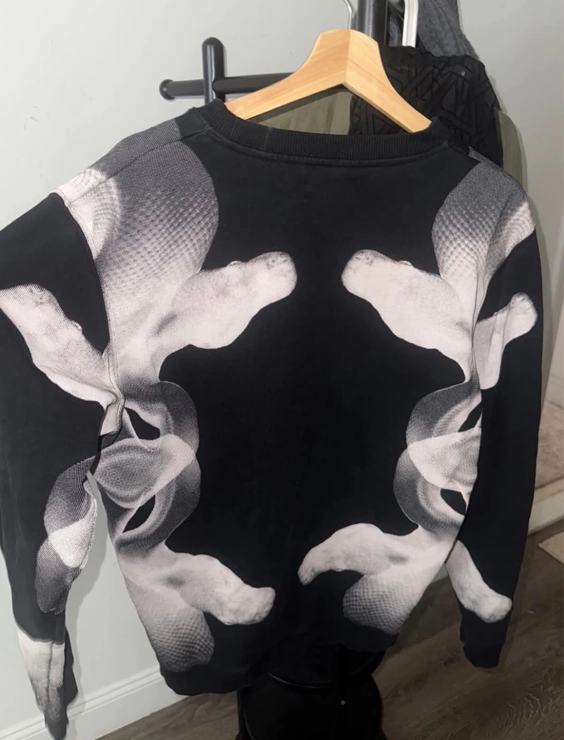 Black sweatshirt with python print - photo 3