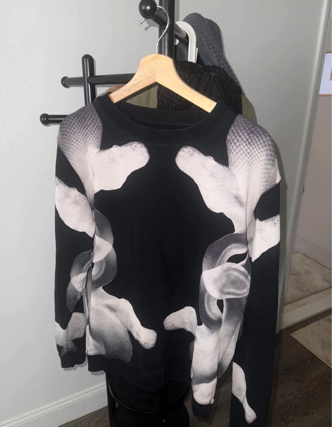 Black sweatshirt with python print