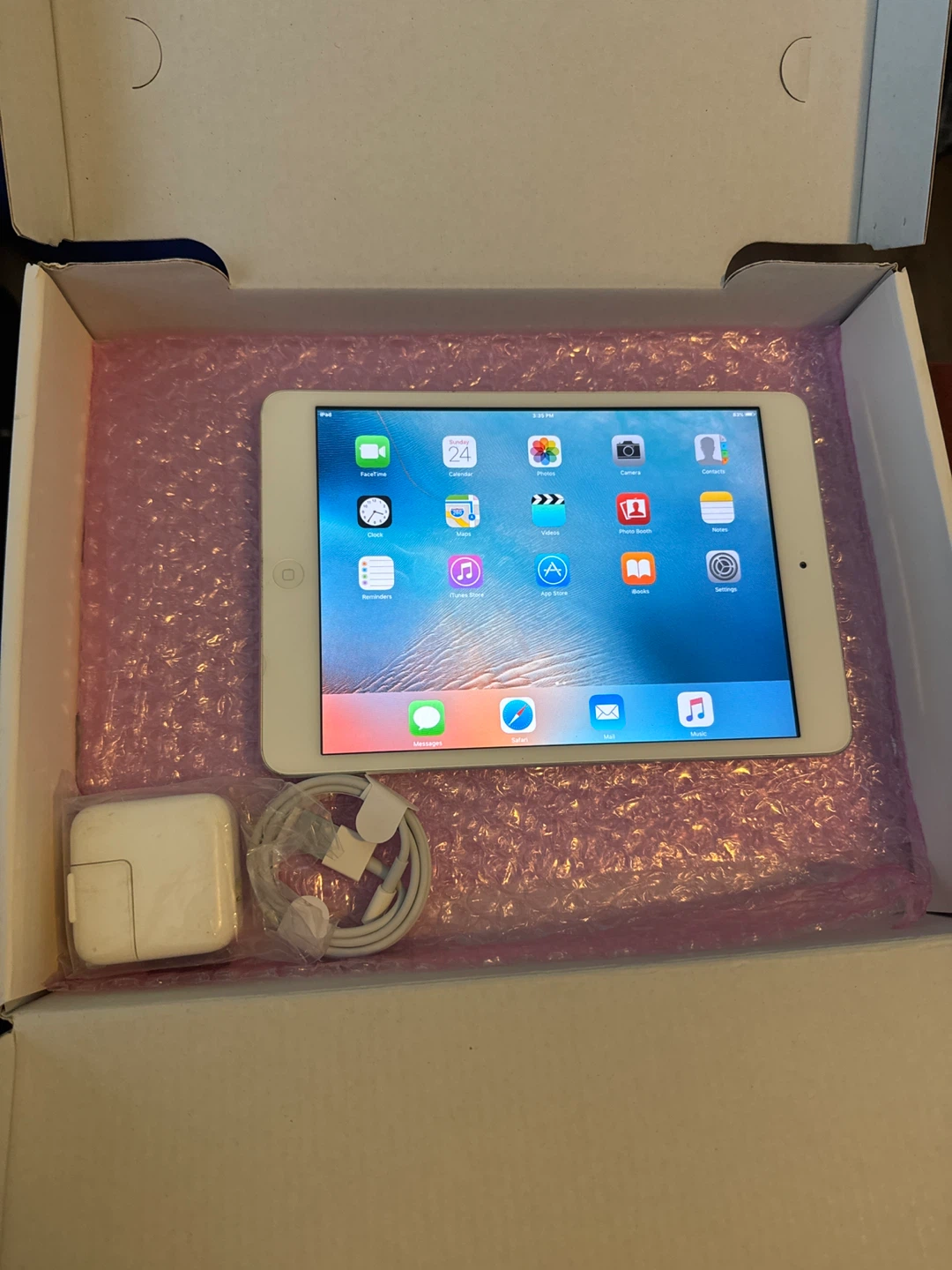 Apple iPad Mini, White, Charger and Cable
