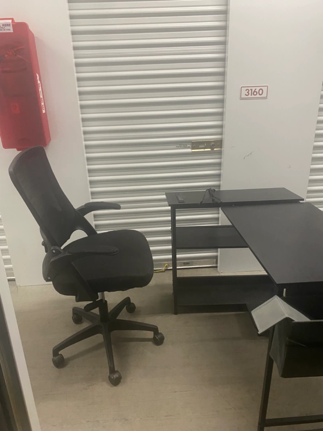 Black Mesh Office Chair and Desk Set - photo 3