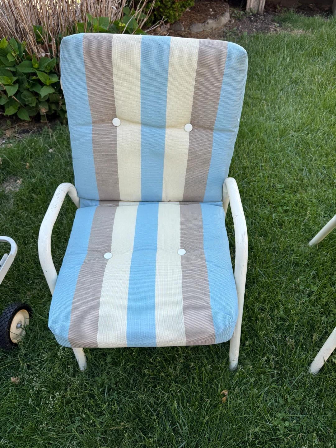 Set of 4 Patio Chairs and Chaise Lounge, $125.00 or best offer. - photo 4