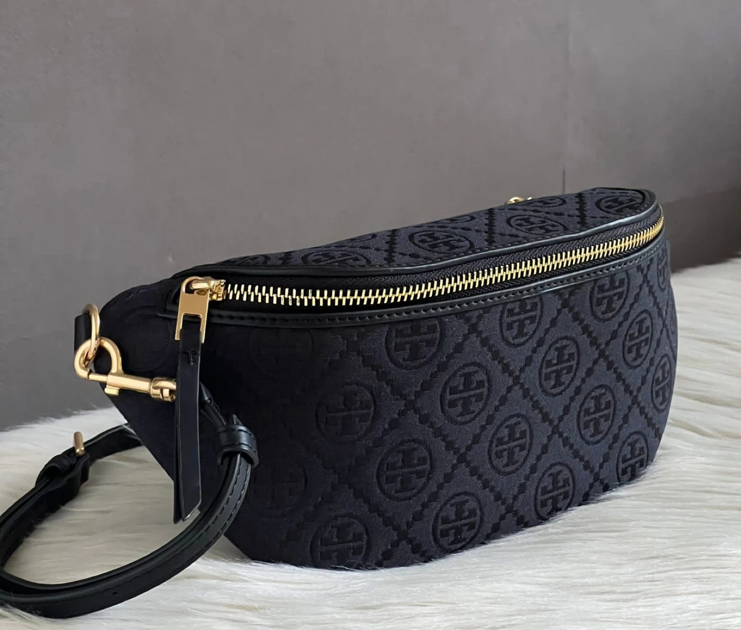 FOR SALE ✨ Brand new Tory BurchT Monogram Belt Bag - photo 4