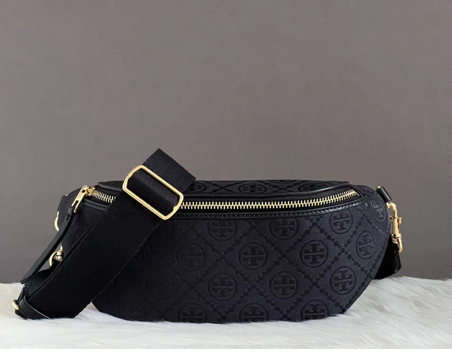 FOR SALE ✨ Brand new Tory BurchT Monogram Belt Bag - photo 3