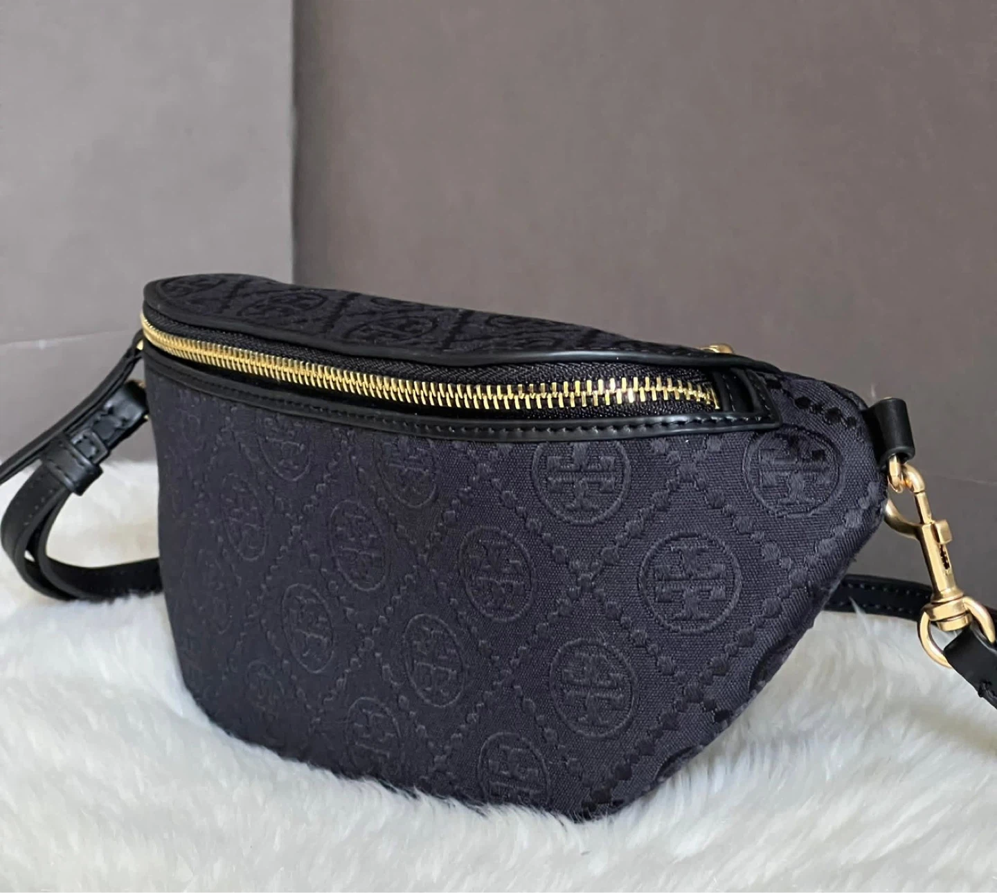 FOR SALE ✨ Brand new Tory BurchT Monogram Belt Bag - photo 5