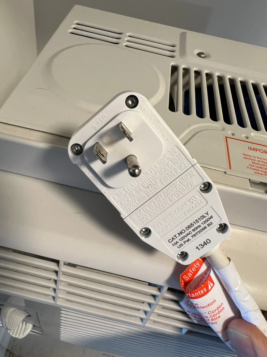 Air conditioner 5000btu as new, nice and quiet, window type $100 - photo 2