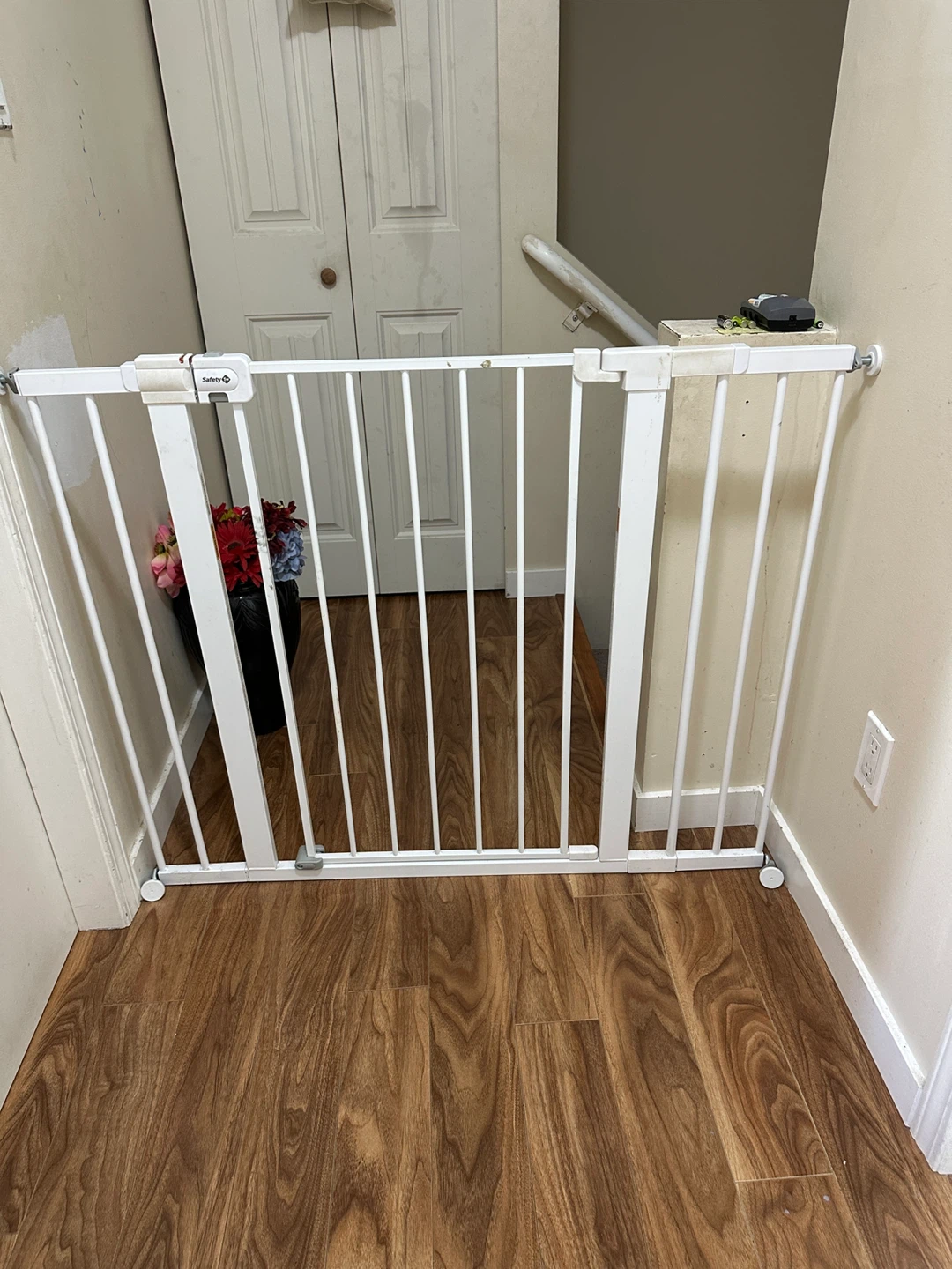 Safety 1st White Pressure Mount Baby Gate