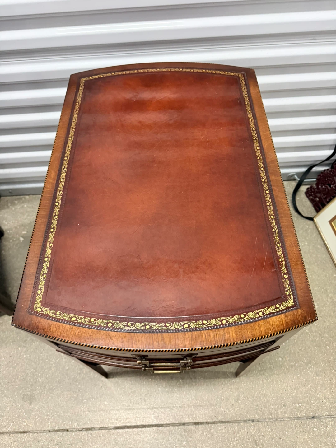 Vintage English Regency Gen Mahogany Side Table w/ Leather top - photo 2