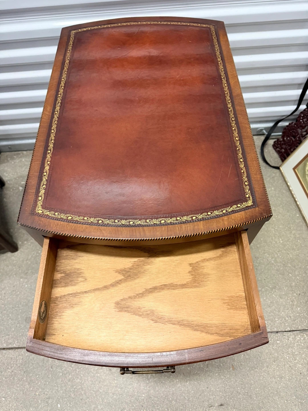 Vintage English Regency Gen Mahogany Side Table w/ Leather top - photo 3