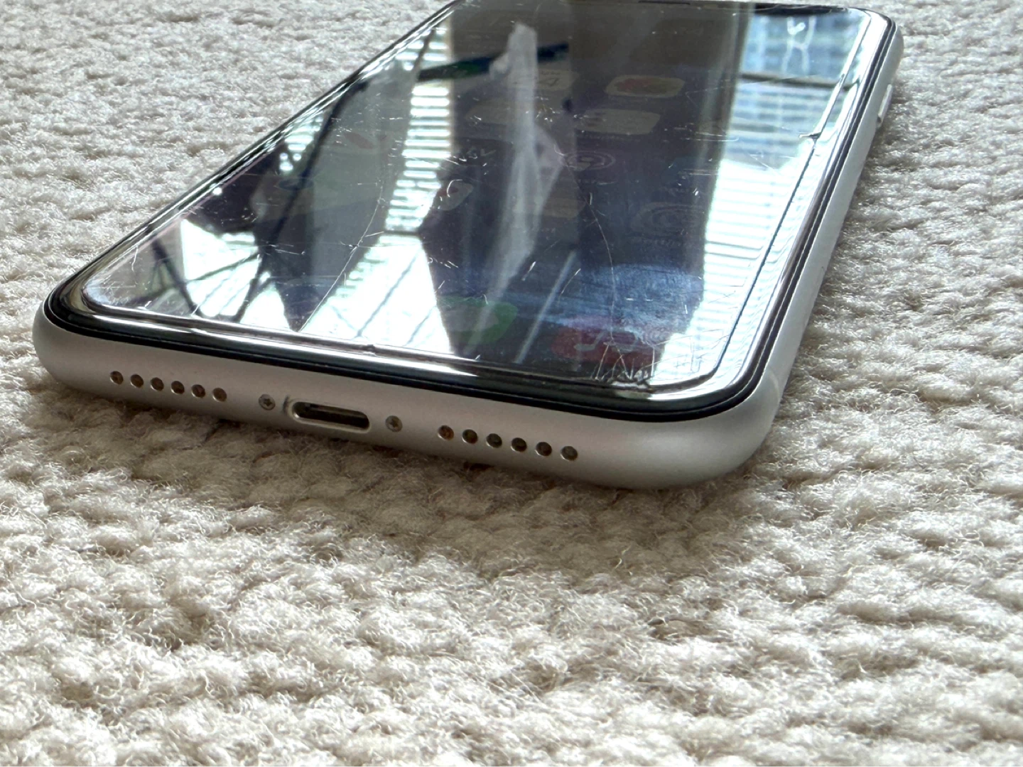 iPhone XR - photo 3