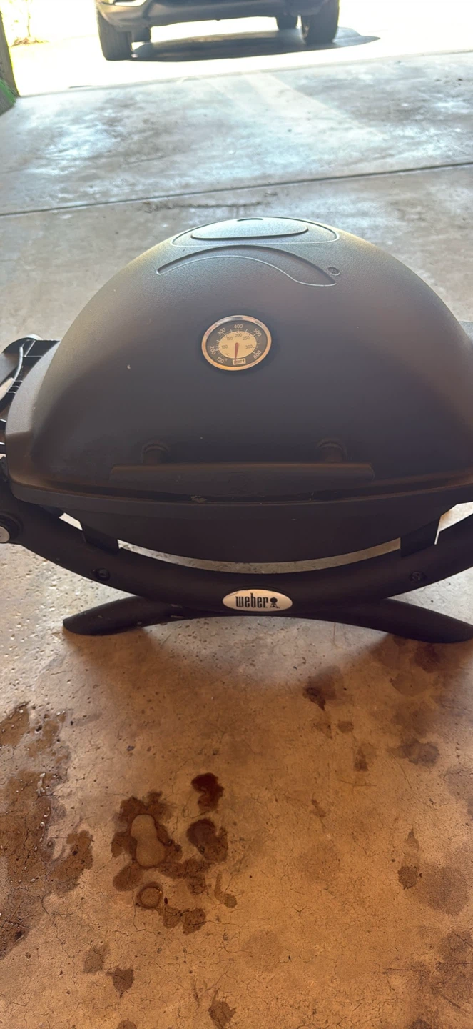 Weber Q Portable Grill with 4 Propane Tanks