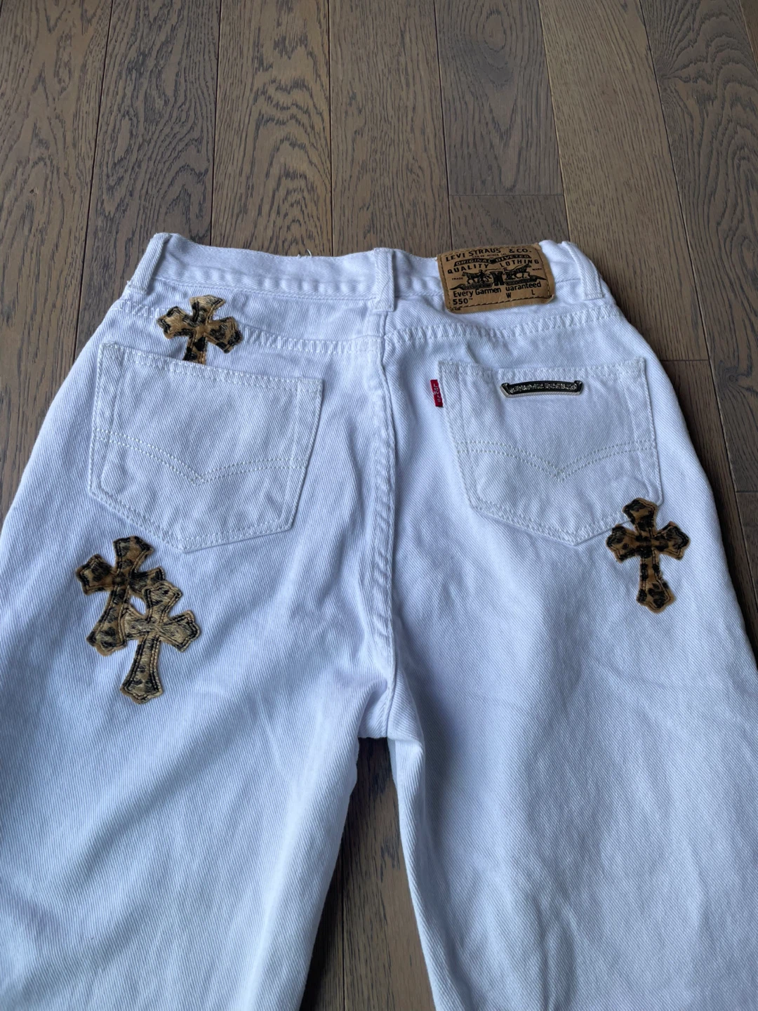 White Levi's Jeans with Cross Patches, size S - photo 5