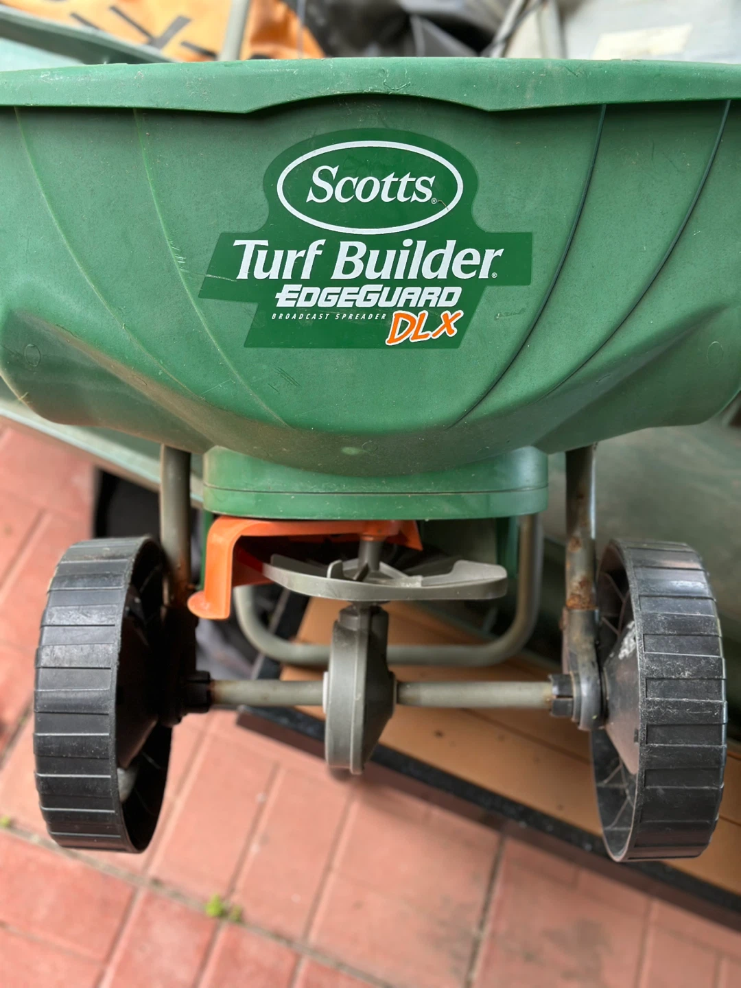 Scotts Turf Builder Edgeguard DLX Broadcast Spreader - photo 5