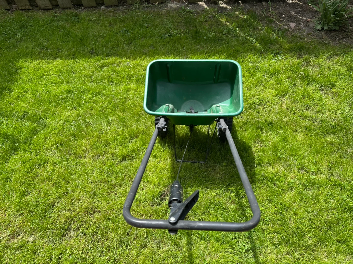 Scotts Turf Builder Edgeguard DLX Broadcast Spreader - photo 4