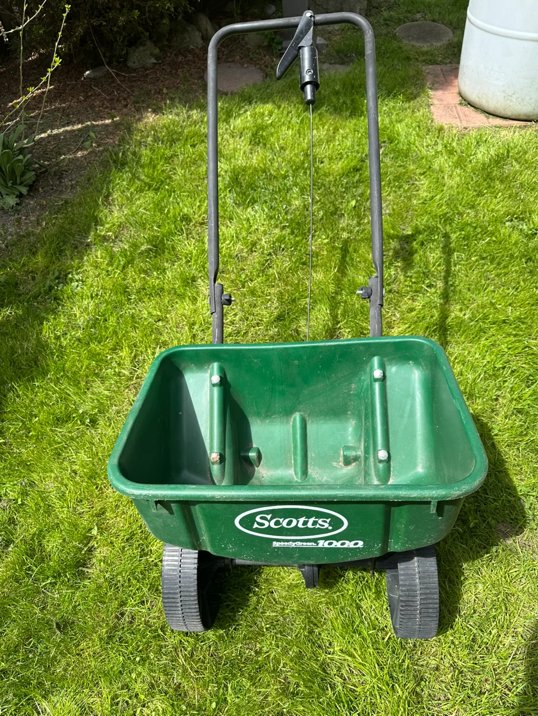 Scotts Turf Builder Edgeguard DLX Broadcast Spreader - photo 2