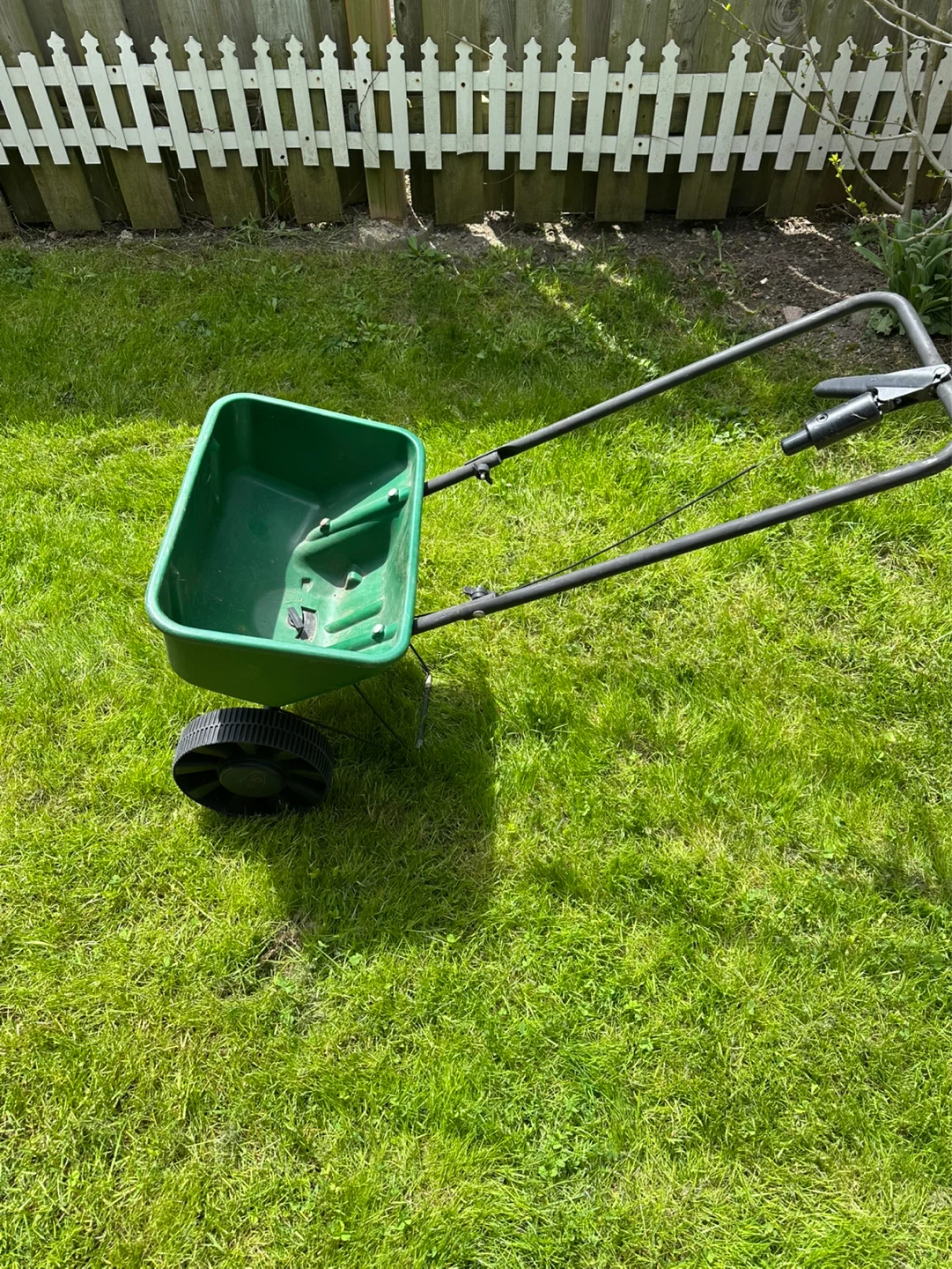 Scotts Turf Builder Edgeguard DLX Broadcast Spreader