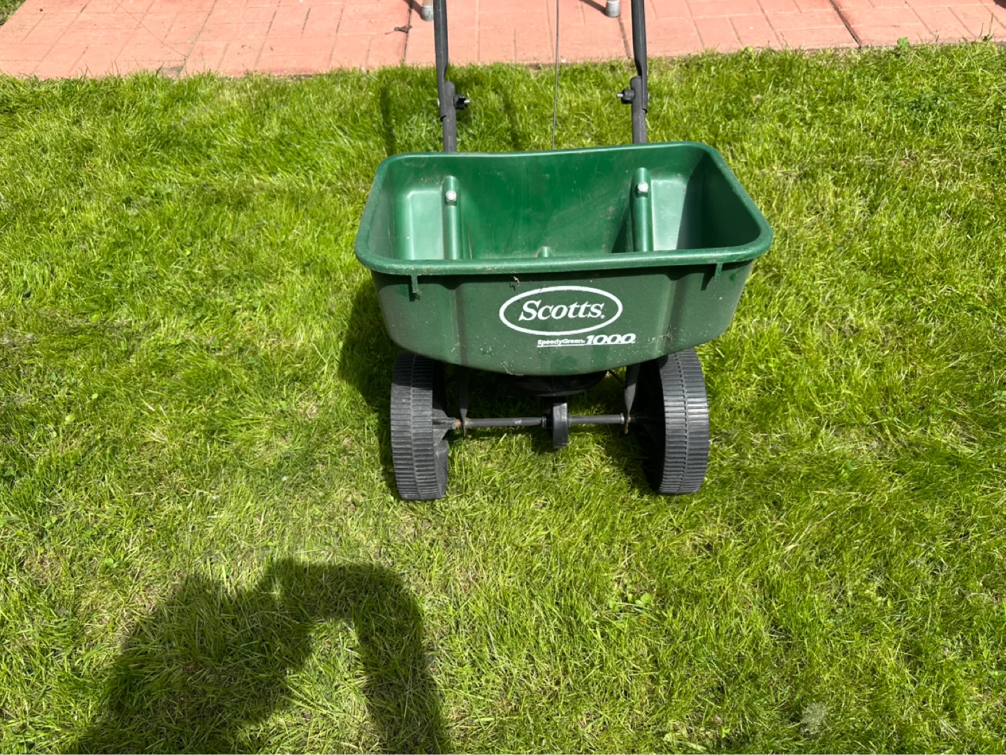 Scotts Turf Builder Edgeguard DLX Broadcast Spreader - photo 3