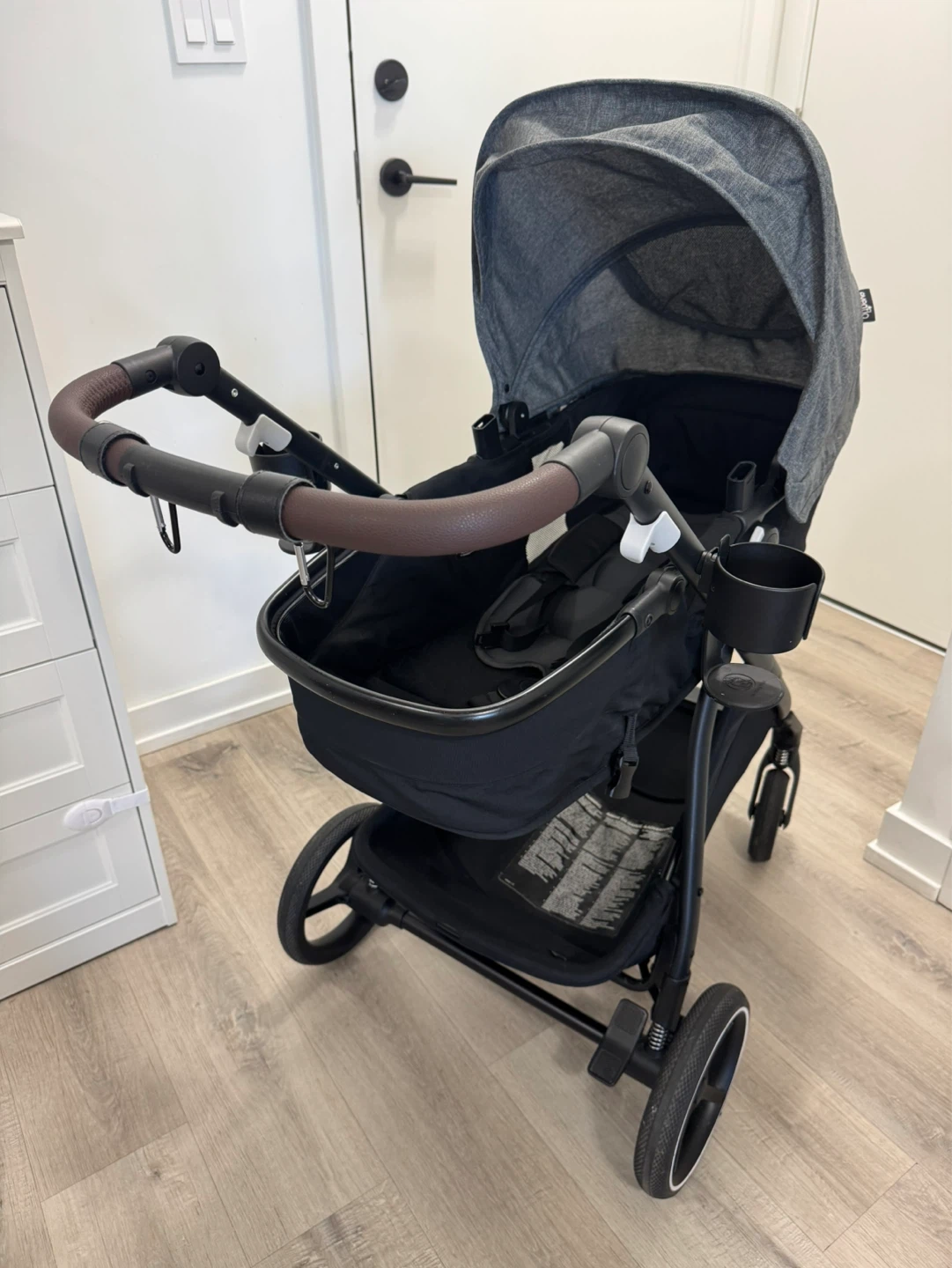 Baby Travel Combo w/ Rotating Car Seat & Bassinet – Like New - photo 5