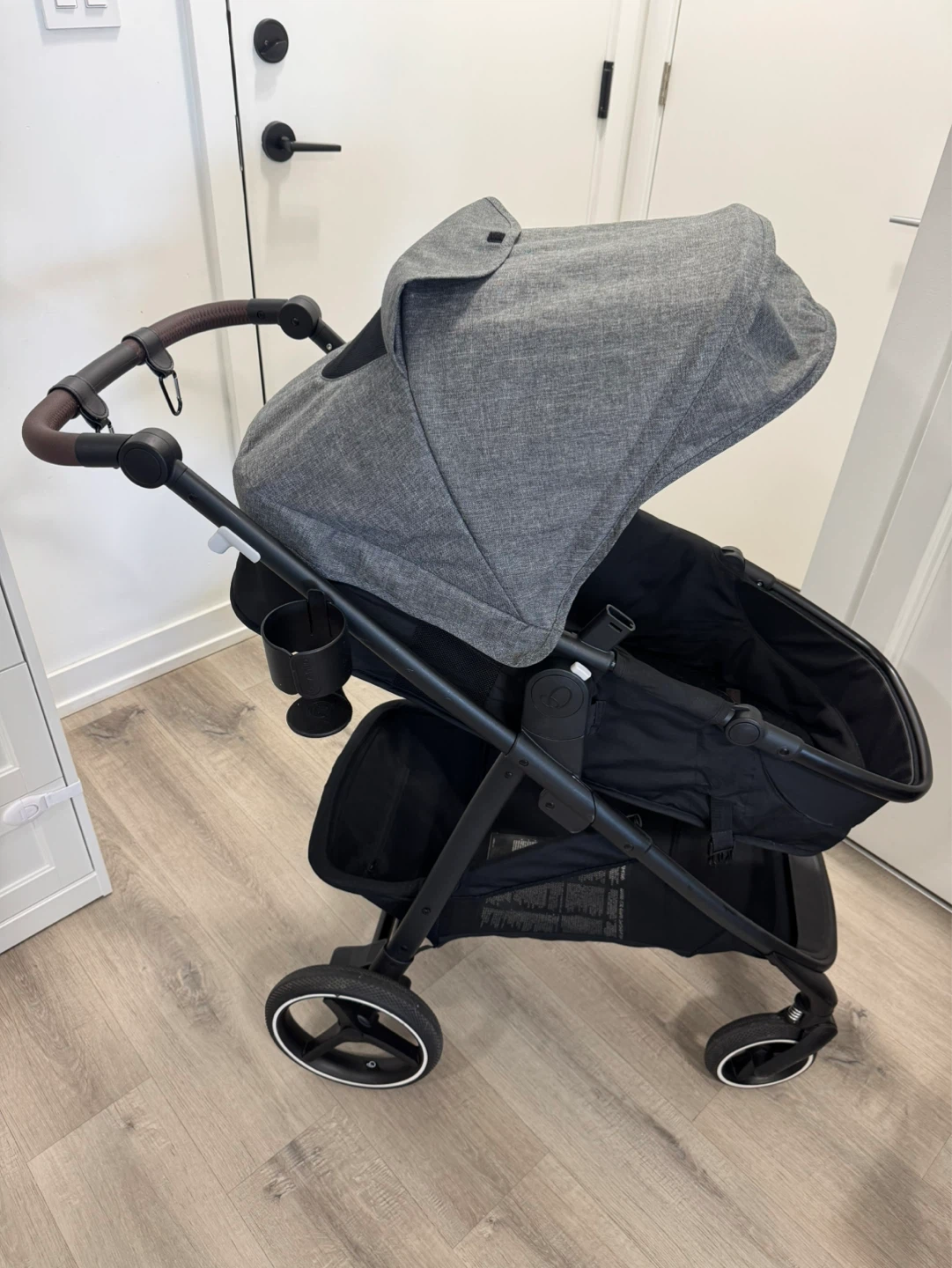 Baby Travel Combo w/ Rotating Car Seat & Bassinet – Like New - photo 3