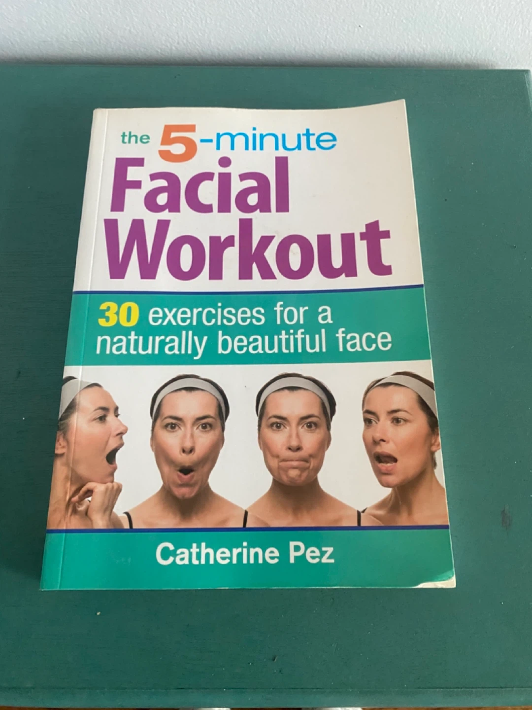 The 5-Minute Facial Workout Book by Catherine Pez