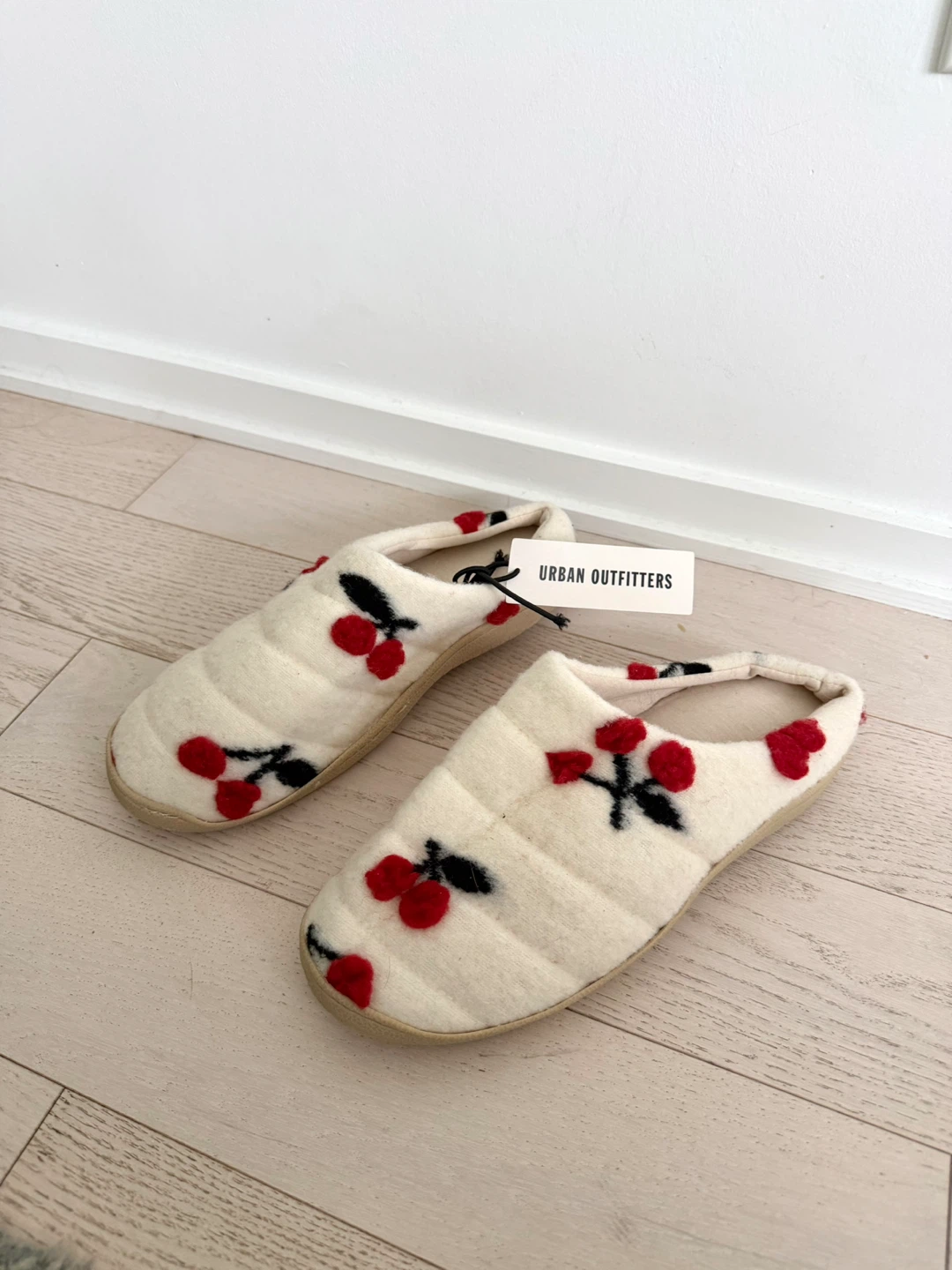 *BNWT* Urban Outfitters Cherry Slippers - size large - photo 2